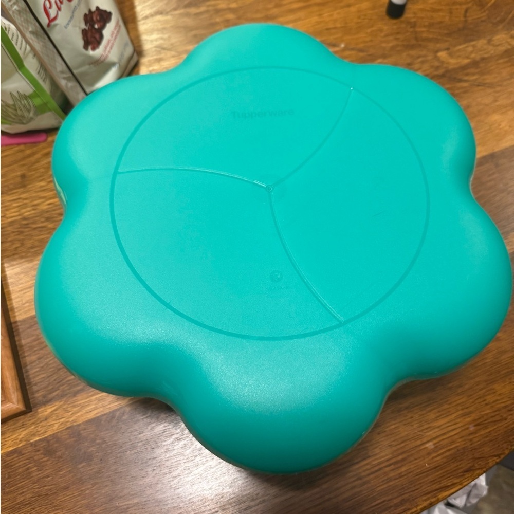 TUPPERWARE Chip/Dip Bowl 1.5 Gal